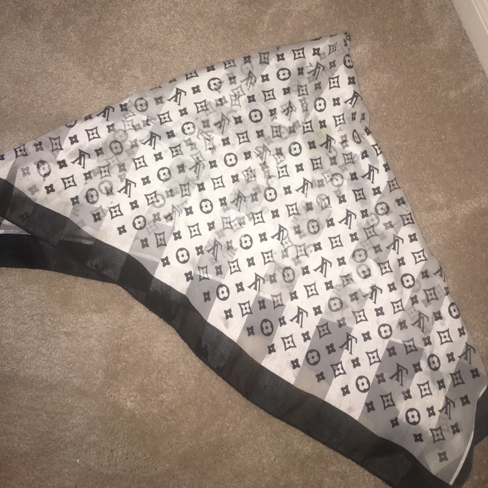 LV Scarf